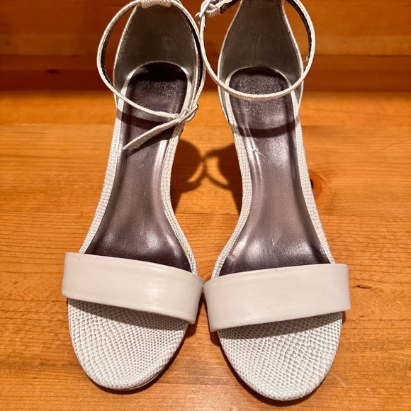 White and Silver Ankle Strap Heels Sz 8 - Picture 3 of 6